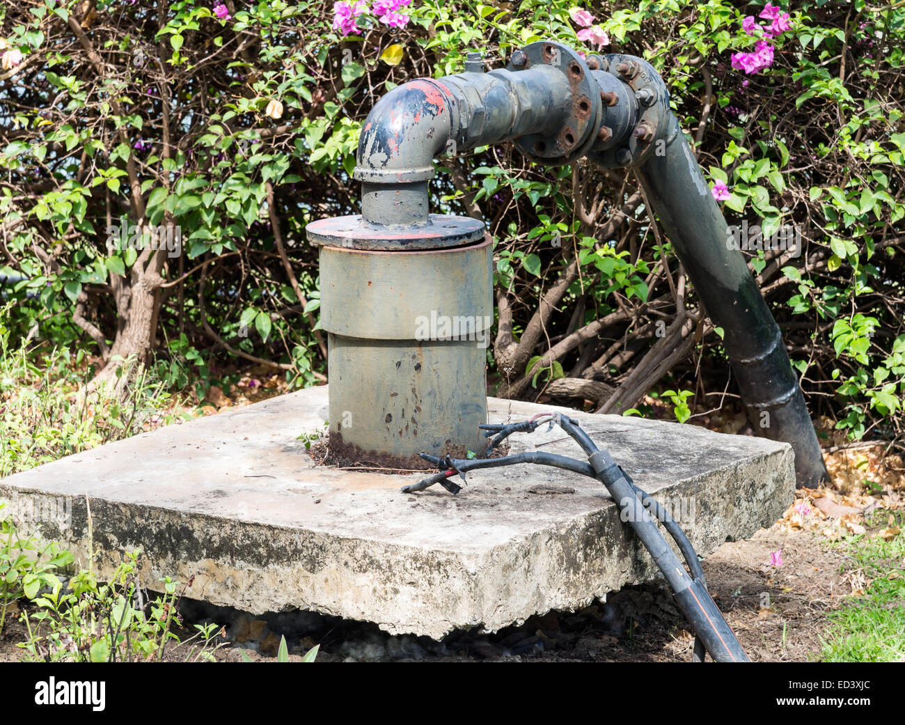 Schwarzen Stahlrohr für Pumpen im Park. Stockfoto