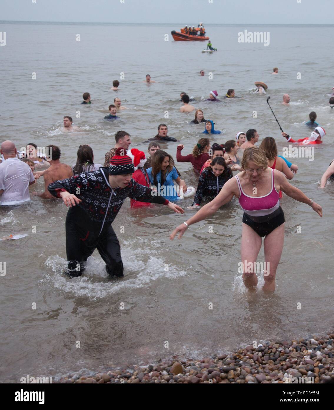 Sidmouth, Devon, UK. 26. Dezember 2014. Schwimmer trotzen die Gefriertemperatur des englischen Kanals an der jährlichen Boxing Day Swim in Sidmouth, Devon, Gelder für die RNLI statt.  Bildnachweis: Tony Charnock/Alamy Live-Nachrichten Stockfoto