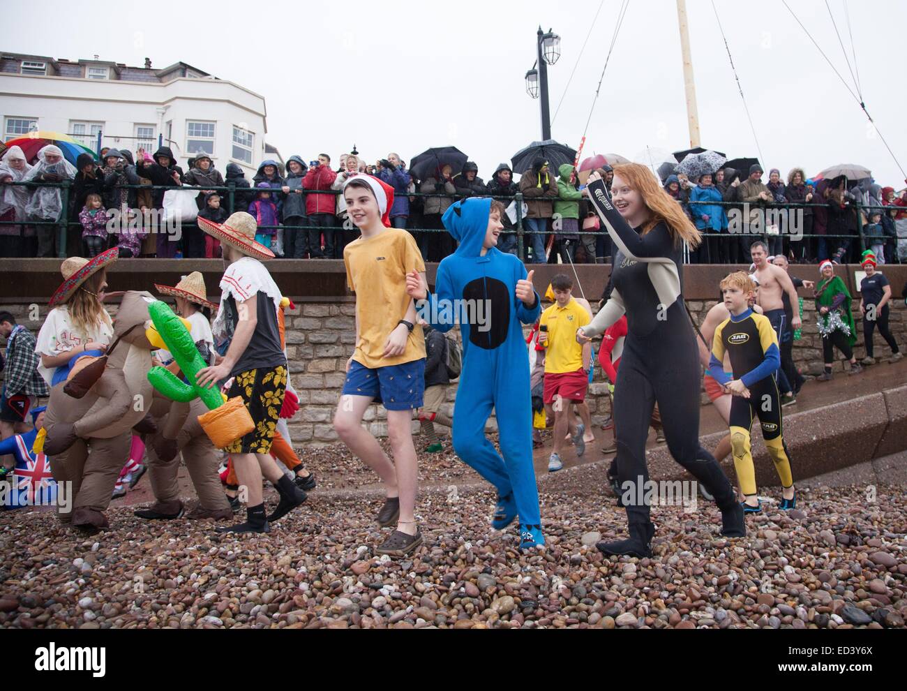 Sidmouth, Devon, UK. 26. Dezember 2014. Schwimmer trotzen die Gefriertemperatur des englischen Kanals an der jährlichen Boxing Day Swim in Sidmouth, Devon, Gelder für die RNLI statt.  Bildnachweis: Tony Charnock/Alamy Live-Nachrichten Stockfoto