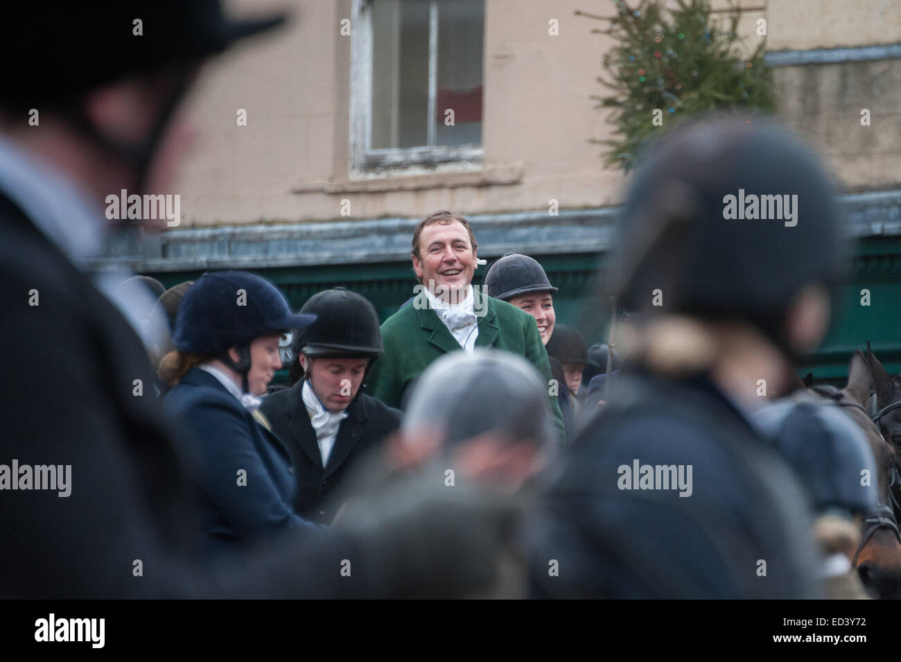 Chipping Norton, Oxfordshire. VEREINIGTES KÖNIGREICH. 26. Dezember 2014. Mitglieder der Heythrop Hunt sammeln für die jährliche Boxing Day Jagd in Chipping Norton, Oxfordshire. Rund tausend Menschen stellte sich heraus, dass es sich um die Heythrop Hunt für ihre jährliche Boxing Day Jagd Ausreiten zu sehen. Dieses große Treffen begann mit den Fahrern vor The Fox Hotel treffen. Spenden wurden gesammelt von den Massen zu finanzieren, den anhaltenden Kampf um das Jagdverbot aufgehoben haben. Senior Master Hunt Simon Lawrence befasst sich die Menschenmenge und Jäger. Bildnachweis: Desmond Brambley/Alamy Live-Nachrichten Stockfoto