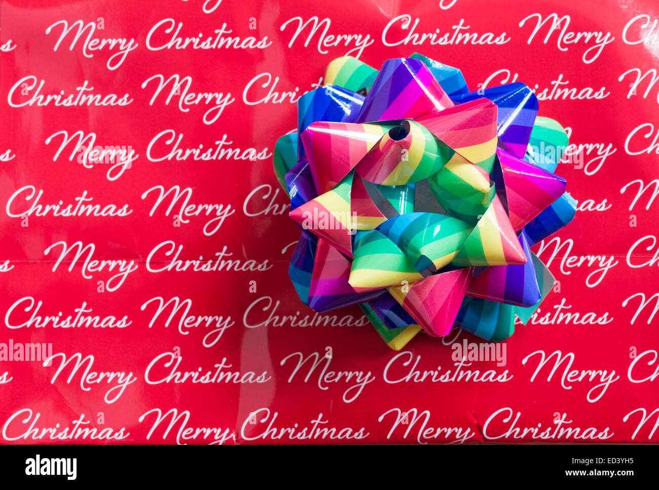 Bunte Weihnachten Geschenk Bogen Frohe Weihnachten Papier aufgeklebt Stockfoto