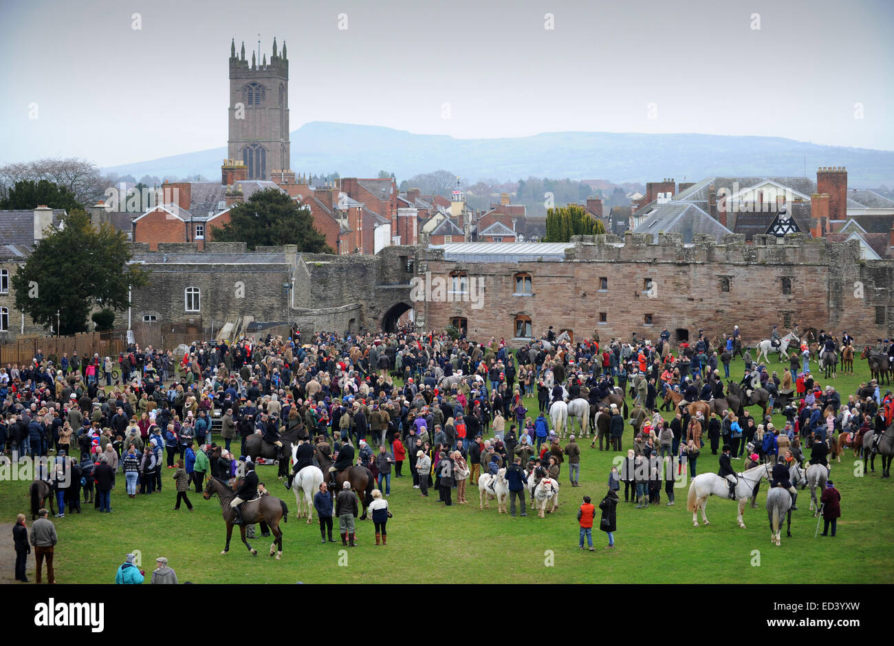 Fahrer und Zuschauer versammeln sich für The Ludlow Jagd Boxing Day treffen sich bei Ludlow Castle Stockfoto