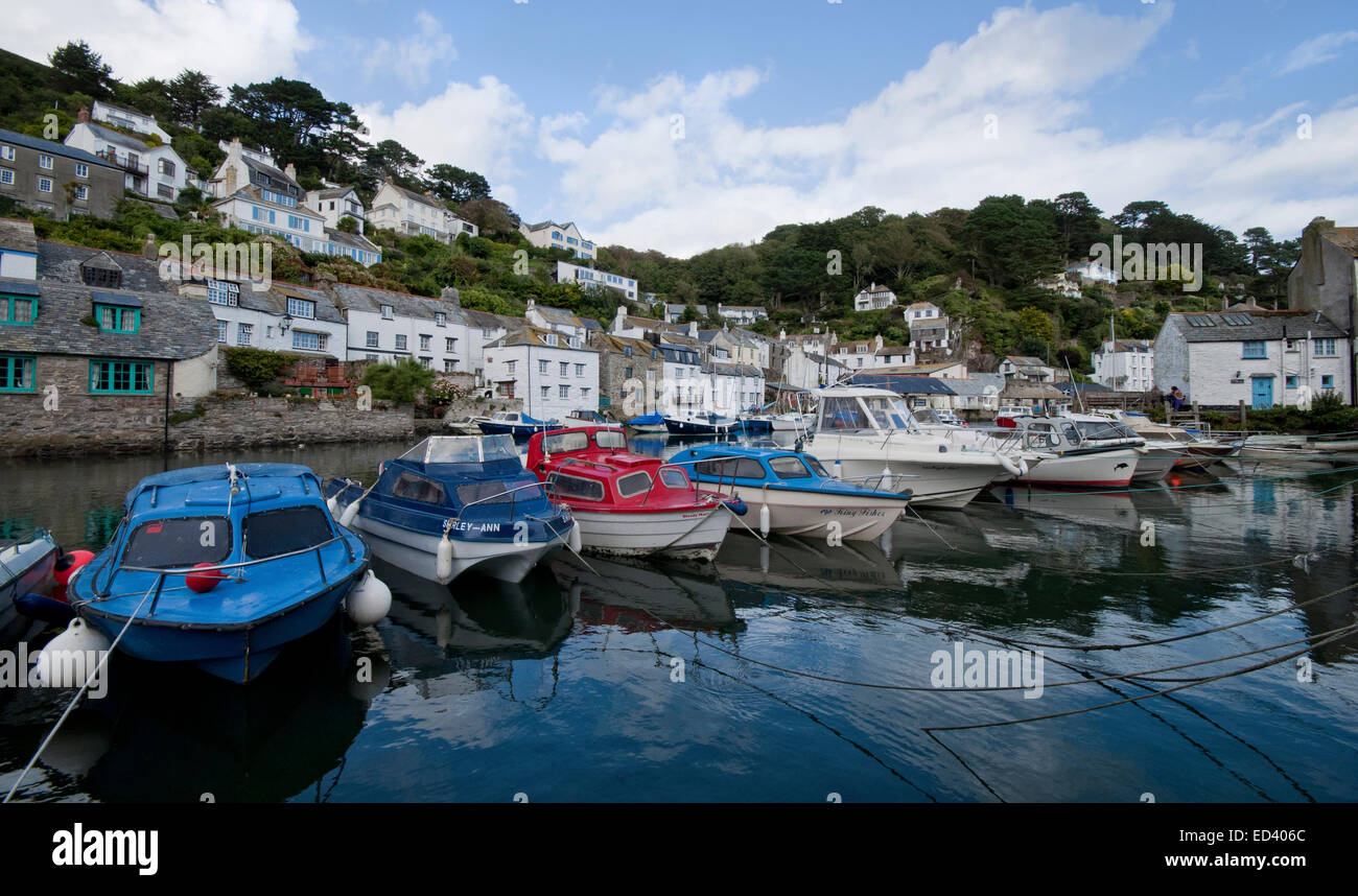 Boote im Hafen von Polperro, Cornwall, England Stockfoto