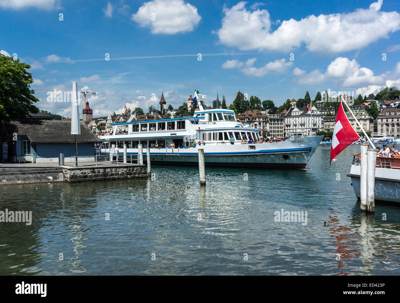 Schweizer motor Passagierschiff Weggis Pier am Vierwaldstättersee in Luzern verlässt auf Passagiere genommen haben Stockfoto