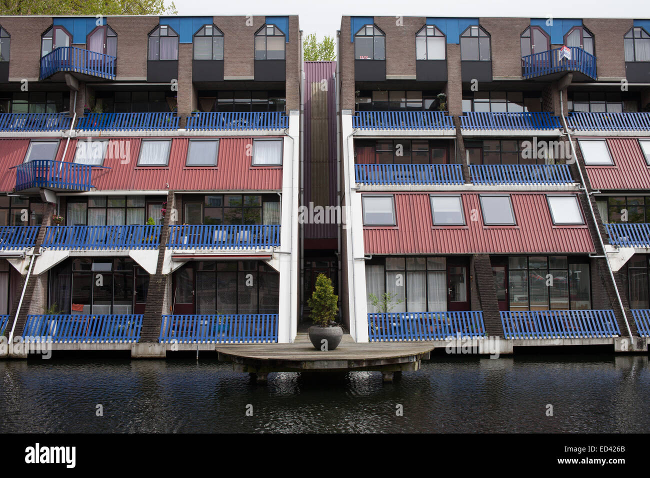 Moderne Appartementhäuser am Kanal im Stadtzentrum von Rotterdam, Holland, Niederlande. Stockfoto