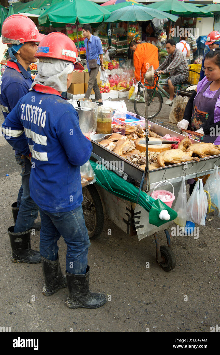 BANGKOK, THAILAND - 27. Oktober 2014: Thai Bauarbeiter stehen am Straßenstand verschiedenen Fleischteile zu verkaufen. Stockfoto
