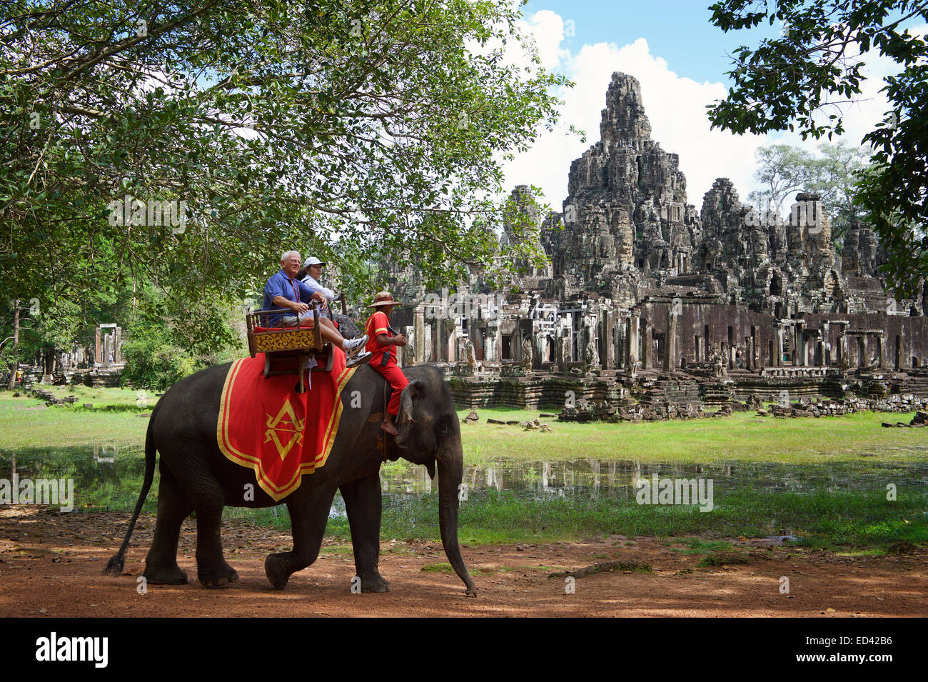 ANGKOR WAT, Kambodscha - 30. Oktober 2014: Touristen Elefanten reiten auf einem Howdah Stuhl, eine umstrittene Praxis für Tierrechte. Stockfoto