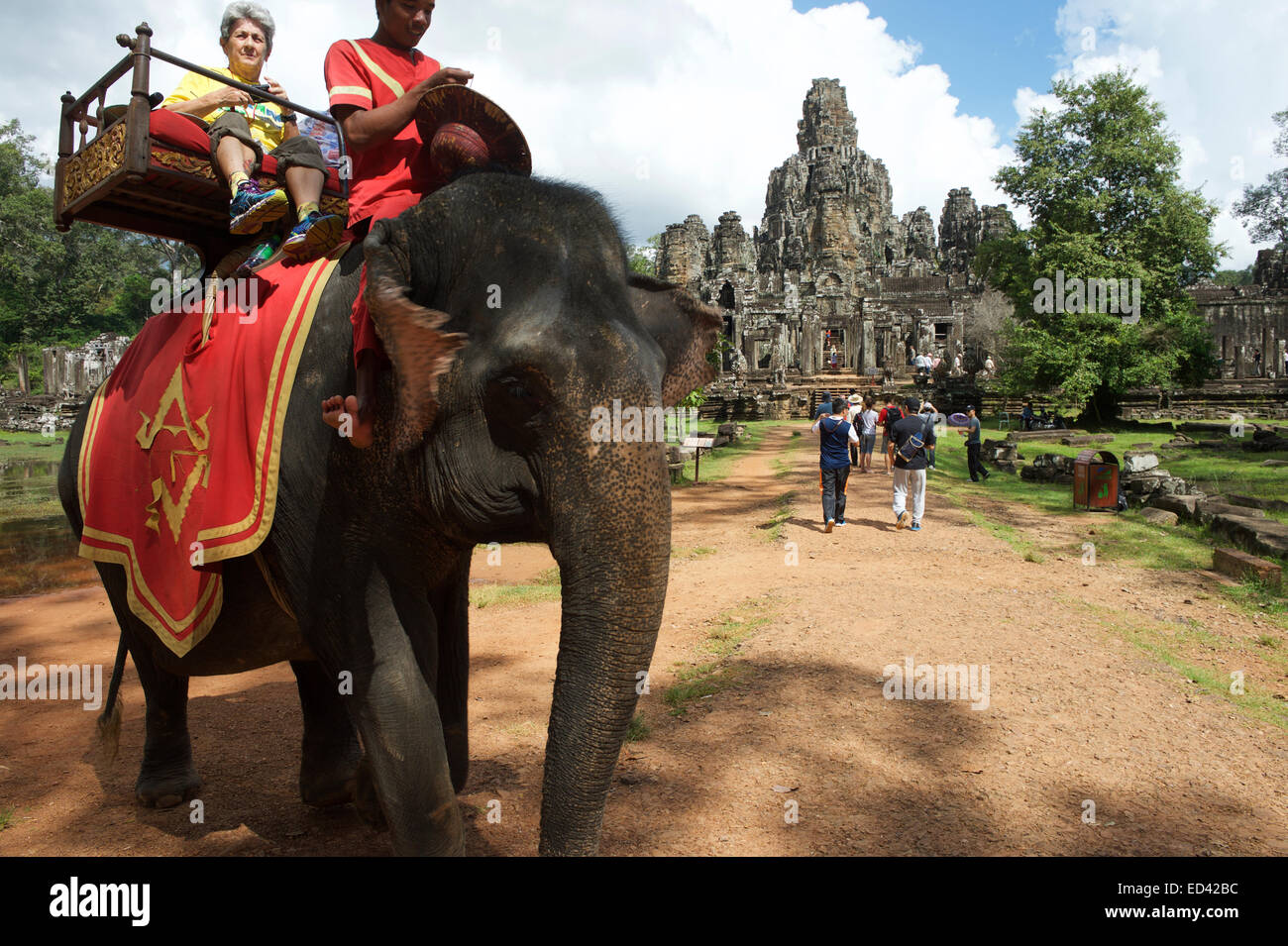 ANGKOR WAT, Kambodscha - 30. Oktober 2014: Touristen ein Elefantenritt auf einem Howdah Stuhl, eine umstrittene Praxis. Stockfoto