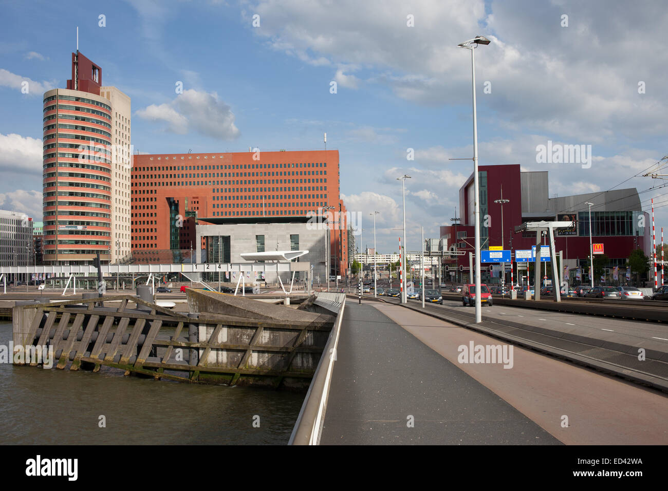 Rotterdam Stadtzentrum in Holland, die Niederlande, Blick von der Erasmus-Brücke. Stockfoto