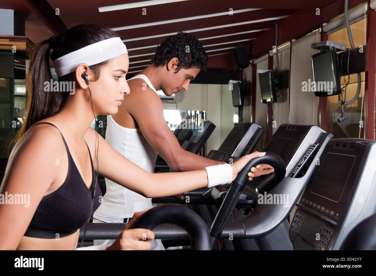2 indische Sportler Lauffläche Mühle laufen Stockfoto