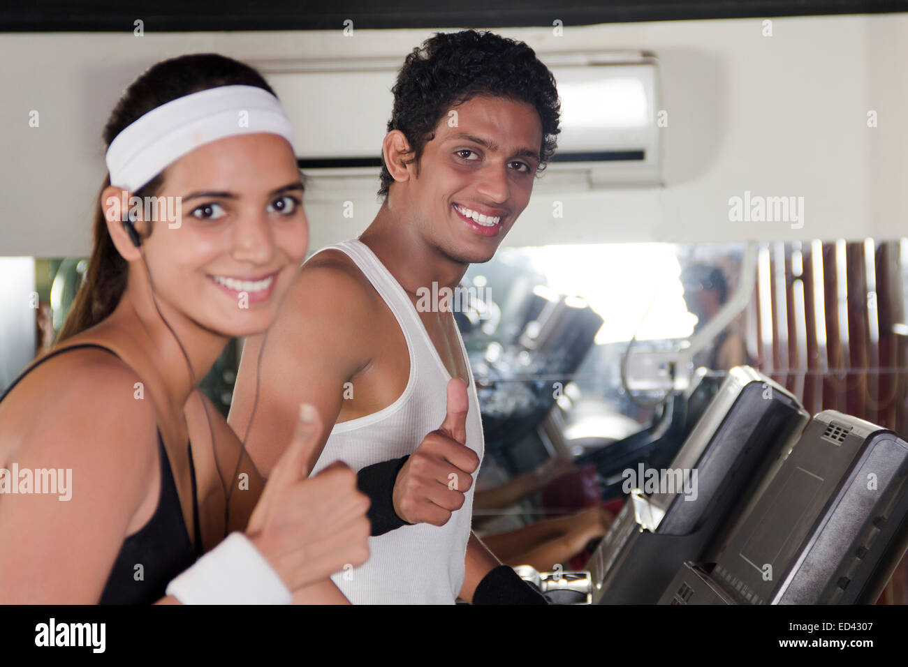 2 indische Sport Boy und Dame Lauffläche Mühle laufen Stockfoto