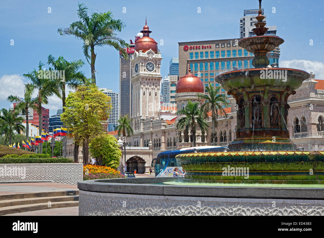 Merdeka Square mit Brunnen und dem Uhrturm des Sultan Abdul Samad Gebäude in der Stadt Kuala Lumpur, Malaysia Stockfoto