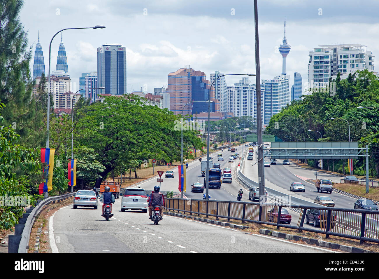 Autobahn-Einfahrt in die Stadt Kuala Lumpur mit Blick auf die Petronas Twin Towers und der Menara Turm, Malaysia Stockfoto