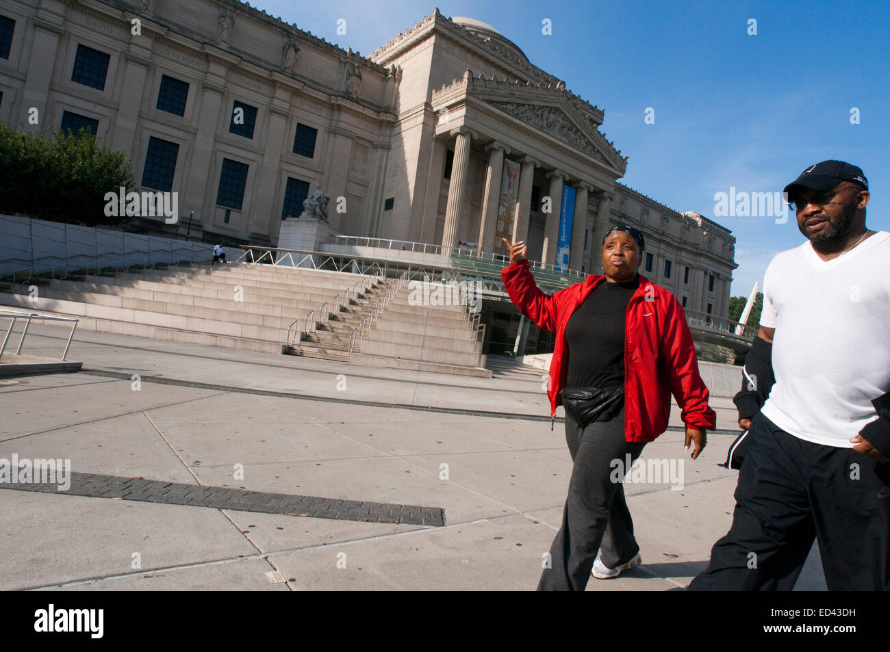 Ein paar schwarze Menschen im Brooklyn Museum of Art 200 Easterm Parkway. Es wurde unter dem Deckmantel des Seins einer der größten gebaut. Stockfoto