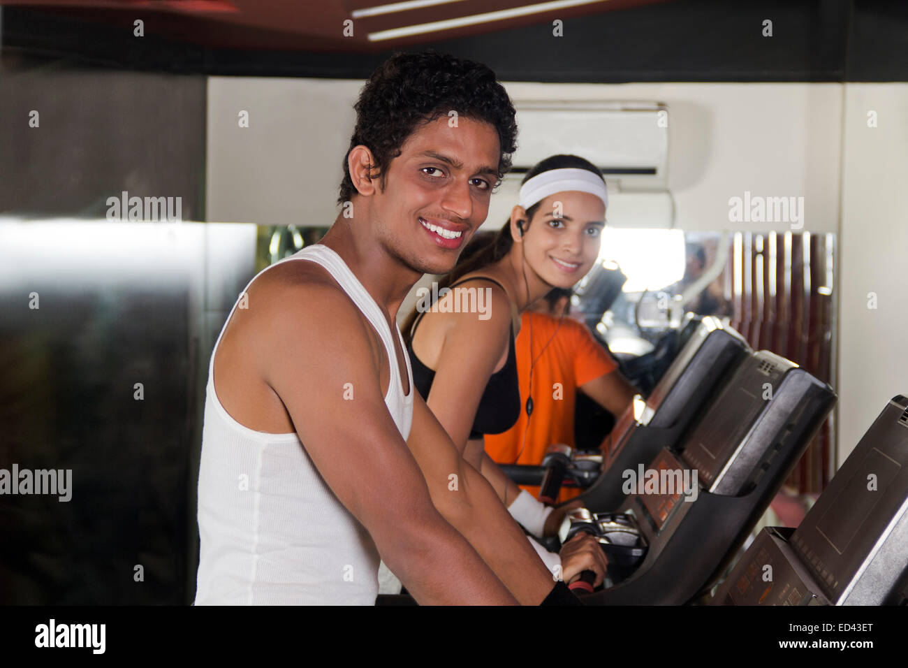 2 indische Sport Boy und Dame Lauffläche Mühle laufen Stockfoto