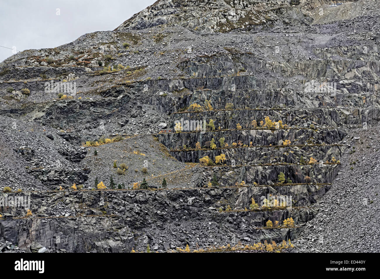 Bergematerial und Bänken aus Abfall Stein im Penrhyn Schiefer-Steinbruch, Bethesda, North Wales, UK Stockfoto