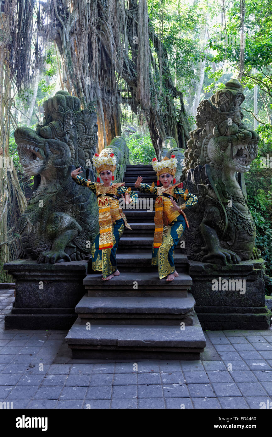 Zwei balinesische Tänzerinnen, Monkey Forest, Ubud, Bali, Indonesien Stockfoto