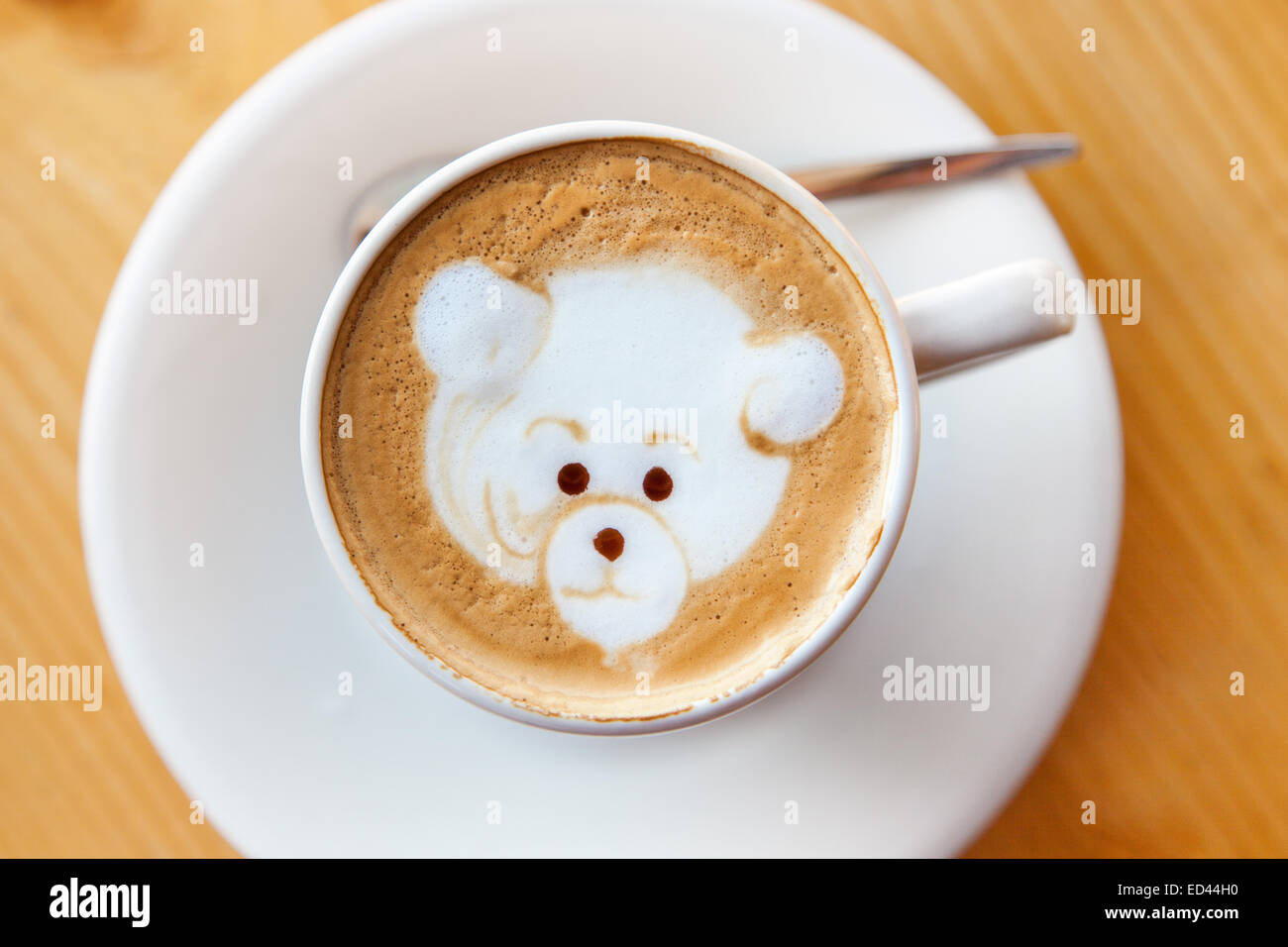 Tasse Kaffee mit künstlerischen Dekoration auf hölzernen Hintergrund. Stockfoto