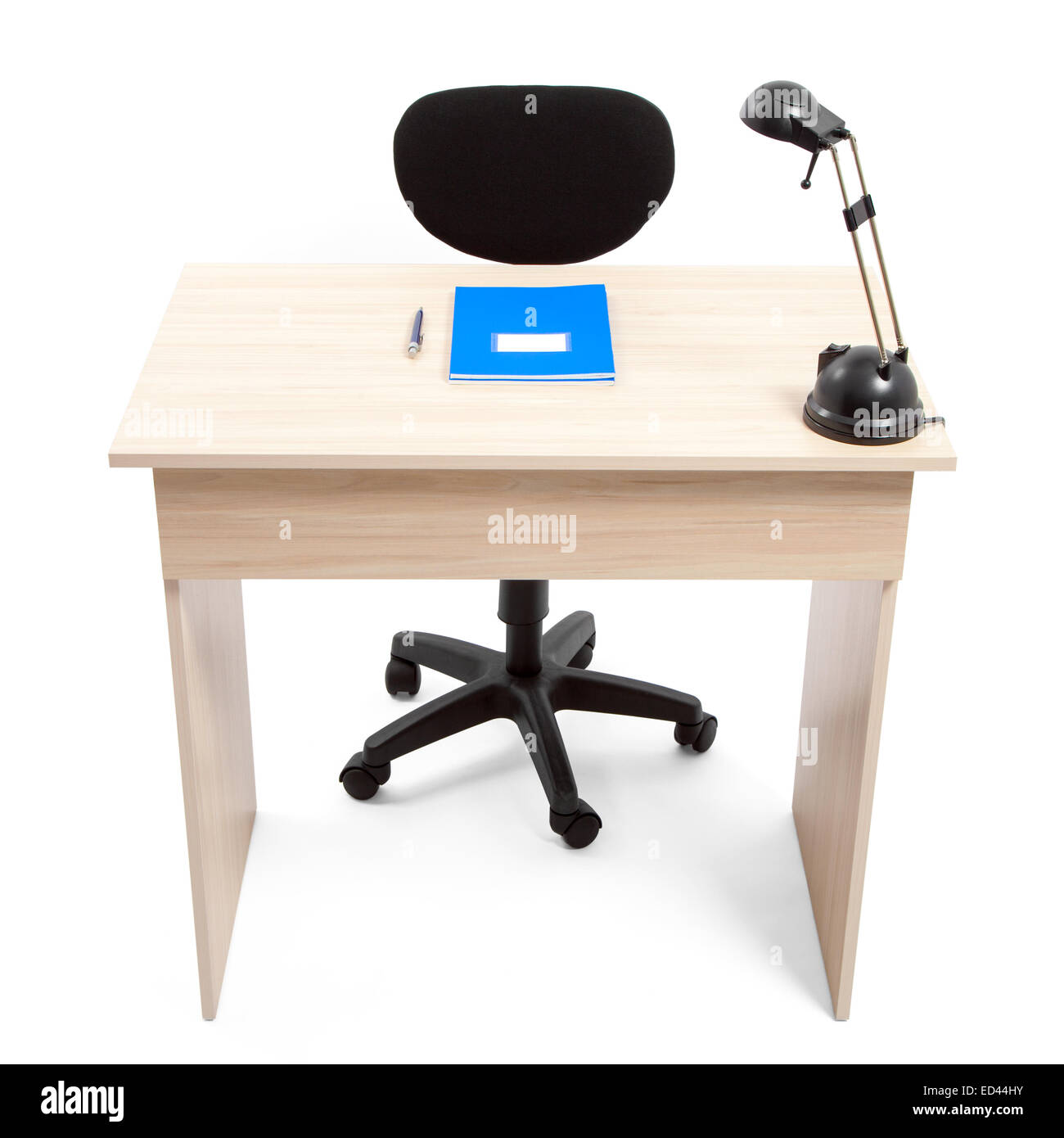 Schüler-Schreibtisch mit Schulmaterial mit Beschneidungspfad Stockfoto