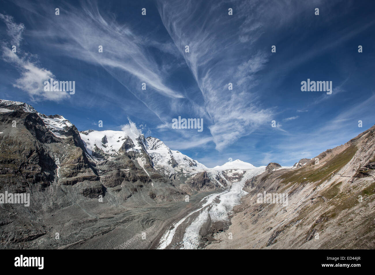 Landschaft mit hohen Gipfeln und schmelzenden Gletscher. Stockfoto