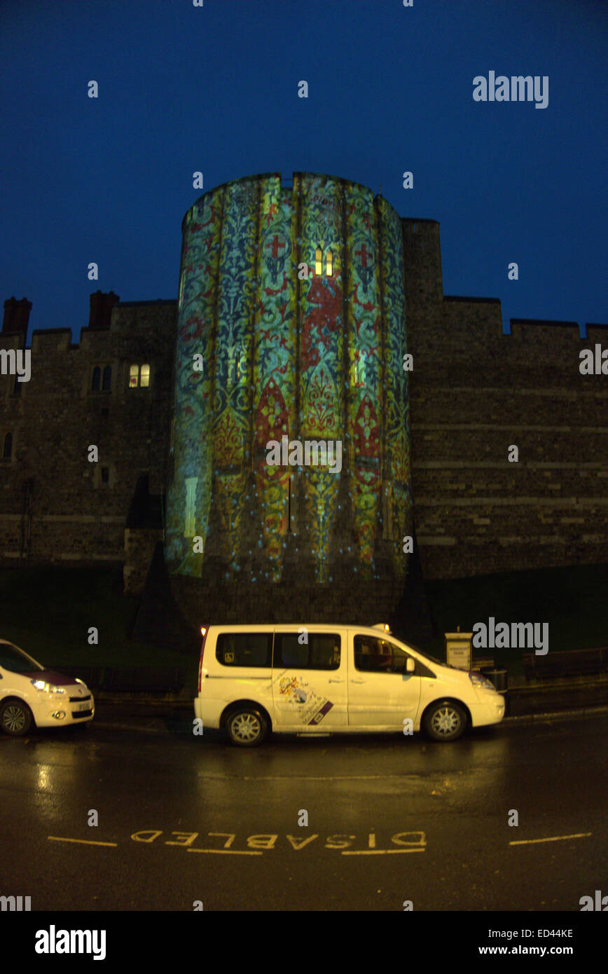 Von Windsors gut beleuchteten Pescod (aka Einkaufsstraße) beherrscht Schloss Windsor Skyline, für die Weihnachtszeit, Bilder Stockfoto