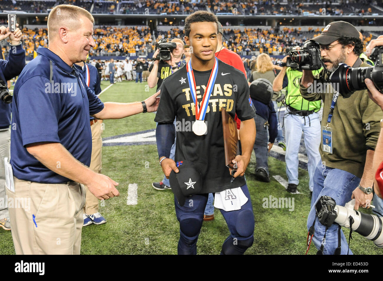 Kyler Murray ist Kopf gratuliert Allen-Quarterback coach Tom Westerberg (links) nach eine Auszeichnung für offensive wertvollster Spieler, nachdem die Eagles Zypresse Ranch High School Division 6A besiegt ich High School Football Championship Spiel im AT&T Stadium in Arlington, Texas, Samstag, 20. Dezember 2014. Stockfoto