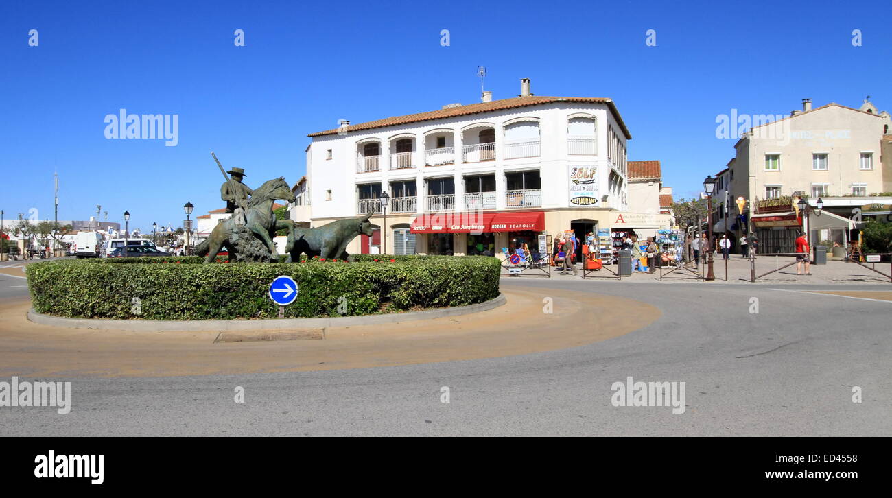 Statue einer typischen Guardian und Bull Statue an einem Kreisverkehr im Zentrum von Saintes-Maries-de-la-Mer Dorf, Camargue, Frankreich Stockfoto