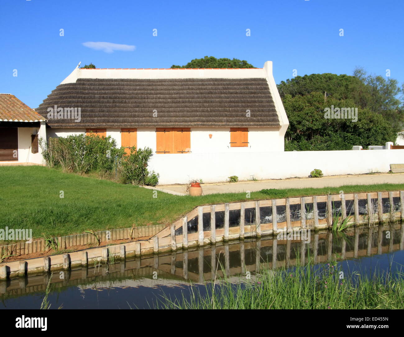 Typische Wächter Haus neben einem kleinen Wasserkanal durch schönes Wetter, Camargue, Frankreich Stockfoto