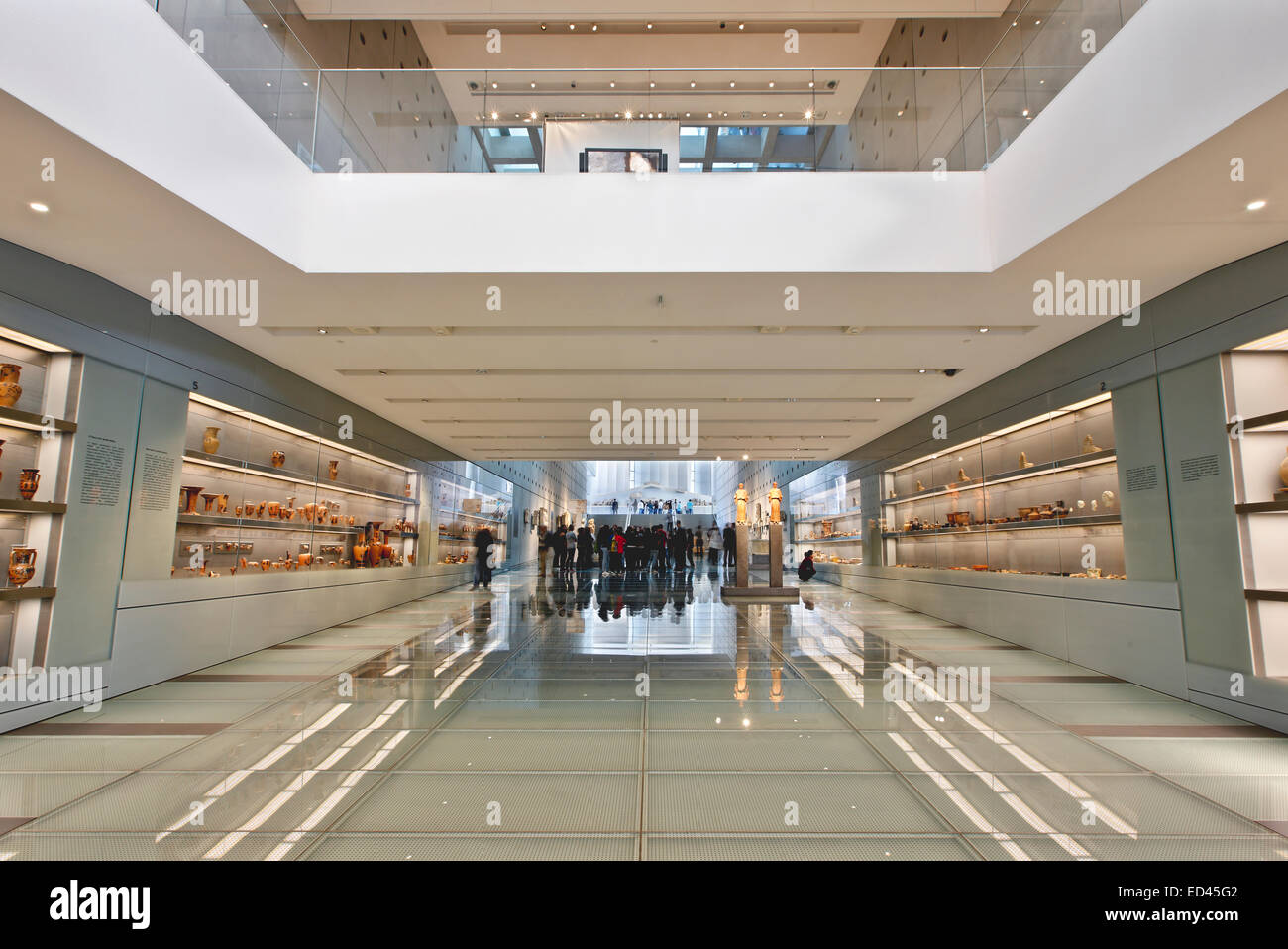 Die Galerie von den Hängen der Akropolis aus dem (neuen) Akropolis-Museum (Ebene 0). Athen, Griechenland. Stockfoto