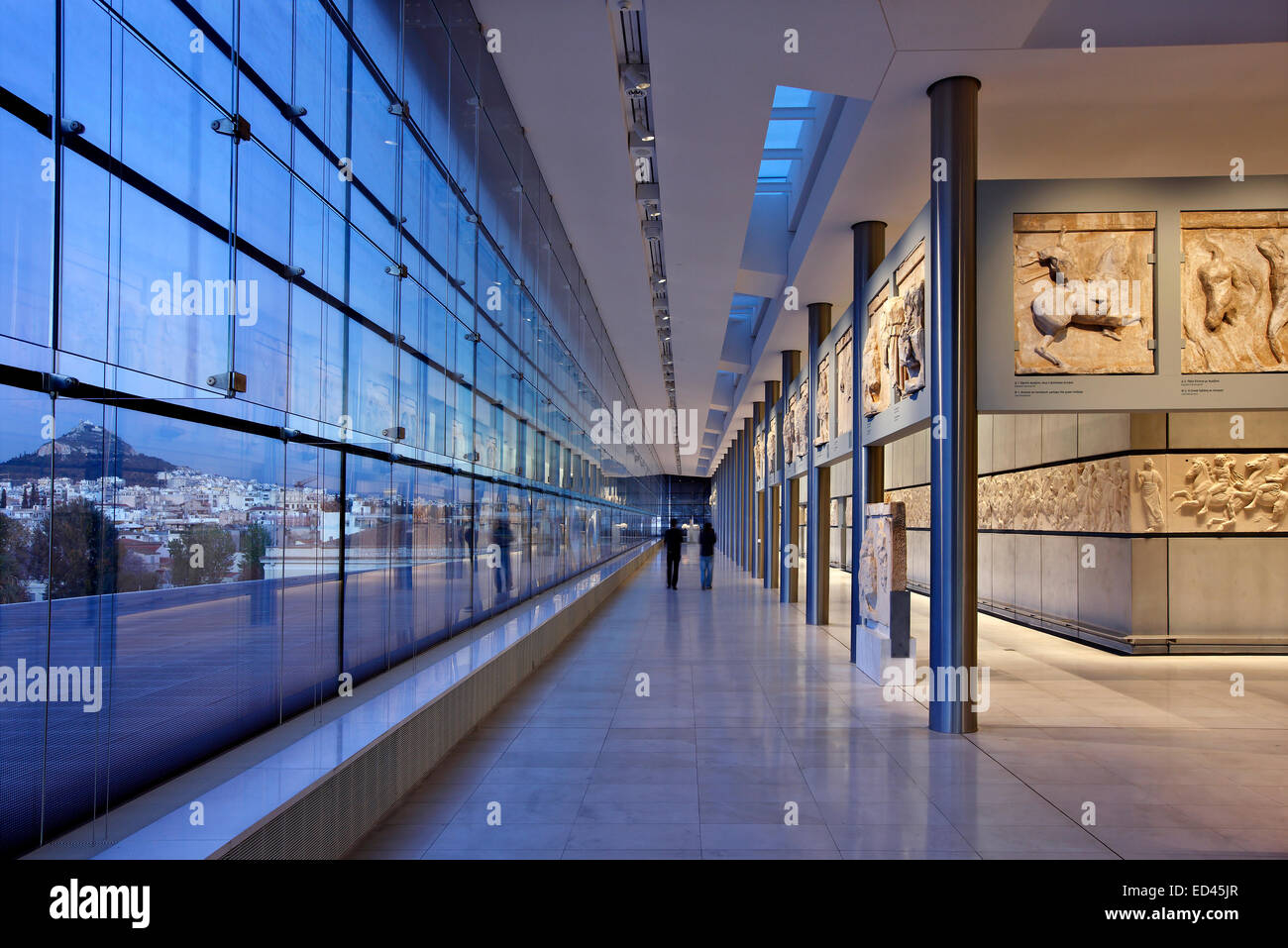 Innenansicht des (neuen) Akropolis-Museum, Teil der Parthenon-Galerie im 3. Stock des Museums, Athen, Griechenland. Stockfoto