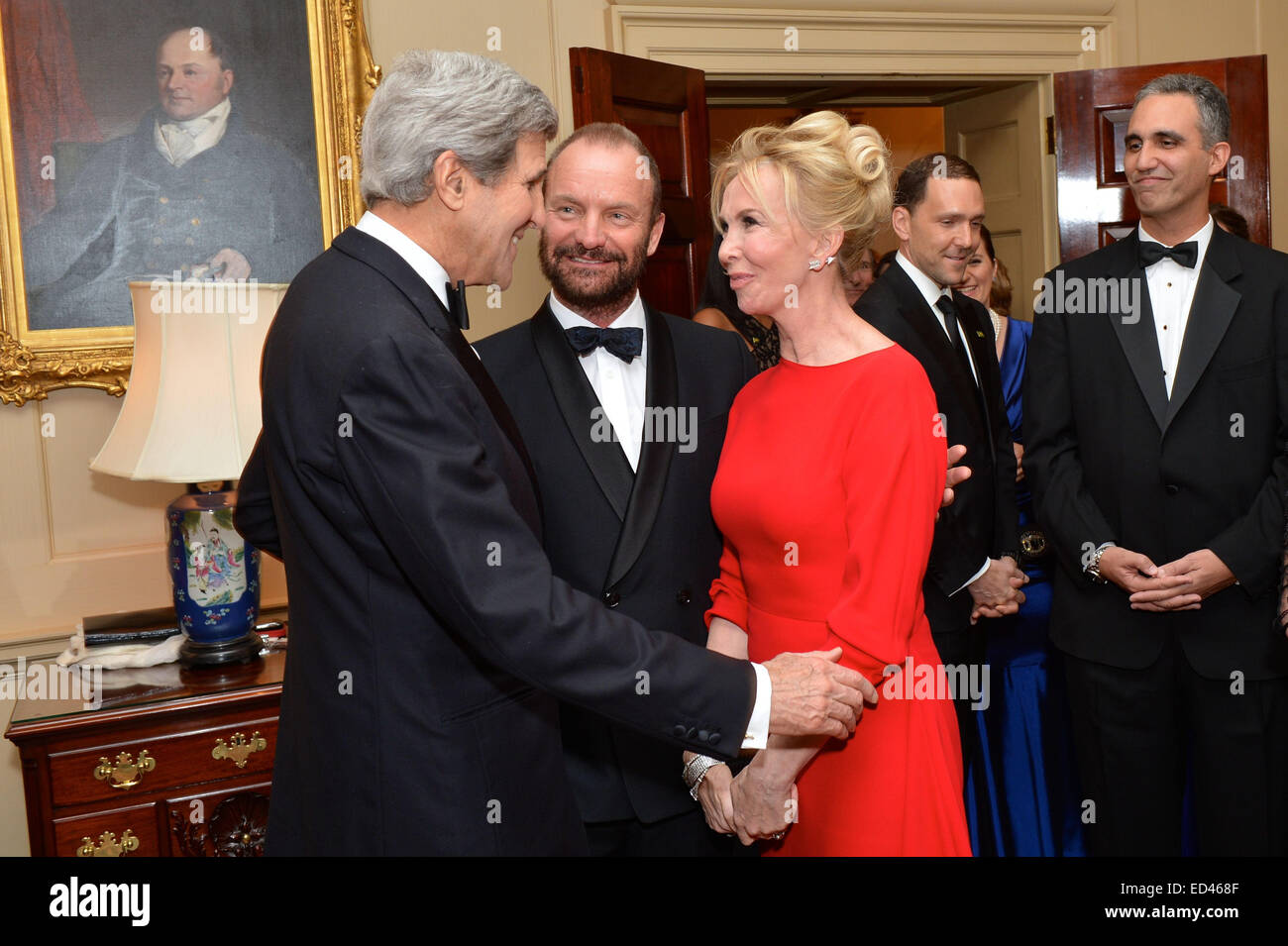 US-Außenminister John Kerry grüßt 2014 Kennedy Center Honoree Sänger Sting und seine Frau Trudie Styler, vor dem Mittagessen, die er zu Ehren der Preisträger an das US-Außenministerium in Washington, D.C., am 6. Dezember 2014 gehostet. Stockfoto