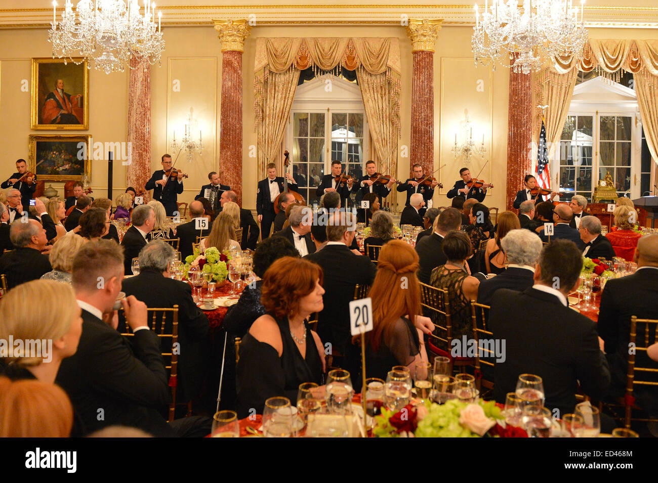 US-Außenminister John Kerry ehrt die 2014 Kennedy Center Honorees--Sänger Al Green, Schauspieler und Filmemacher Tom Hanks, Ballerina Patricia McBride, Sting, Sängerin, Songwriterin und Schauspielerin Lily Tomlin--an das US-Außenministerium in Washington, D.C., am 6. Dezember 2014. Stockfoto