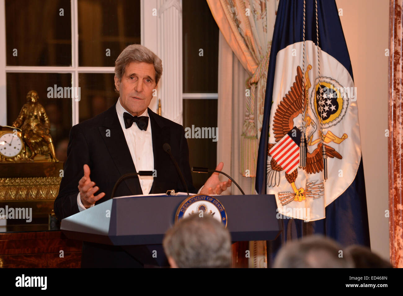 US-Außenminister John Kerry ehrt die 2014 Kennedy Center Honorees--Sänger Al Green, Schauspieler und Filmemacher Tom Hanks, Ballerina Patricia McBride, Sting, Sängerin, Songwriterin und Schauspielerin Lily Tomlin--an das US-Außenministerium in Washington, D.C., am 6. Dezember 2014. Stockfoto