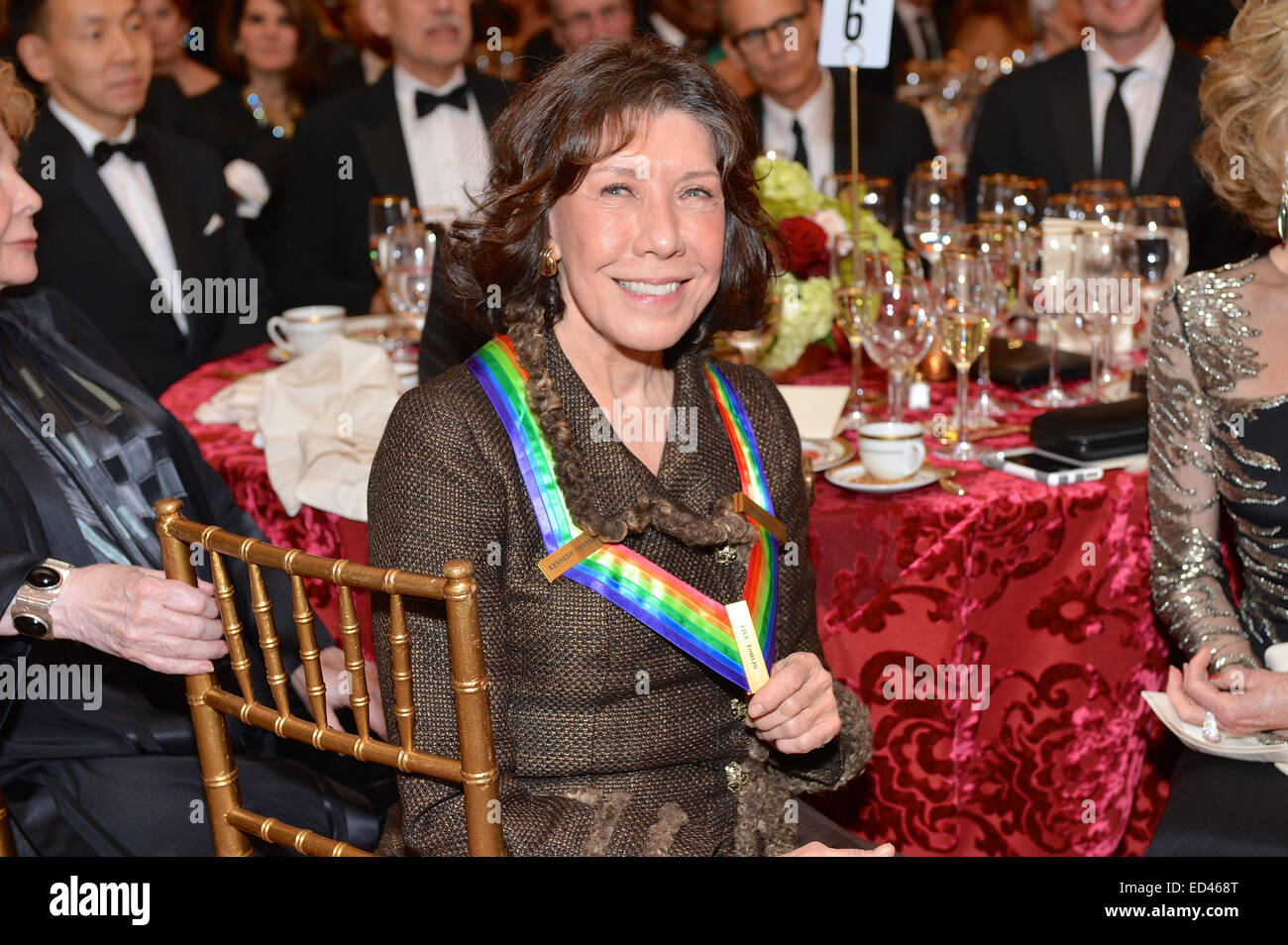 Komödiantin Lily Tomlin lächelt nach Erhalt ihr Kennedy Center Honors-Medaillon an einem Dinner von US-Außenminister John Kerry im US-Außenministerium in Washington, D.C., am 6. Dezember 2014. Stockfoto