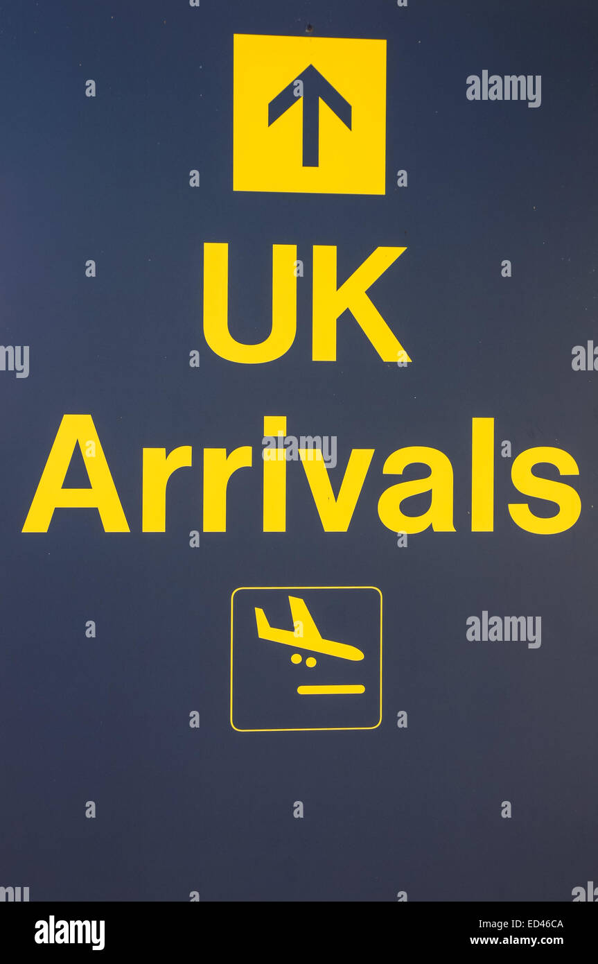 UK-Ankünfte Richtungszeichen in London Stansted Flughafen Essex England Vereinigtes Königreich UK Stockfoto