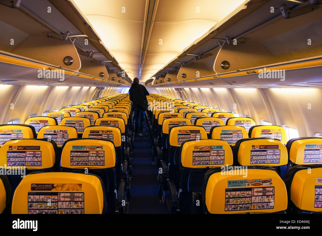 Ryanair Boeing 737 - 800 leere Kabine Stockfoto