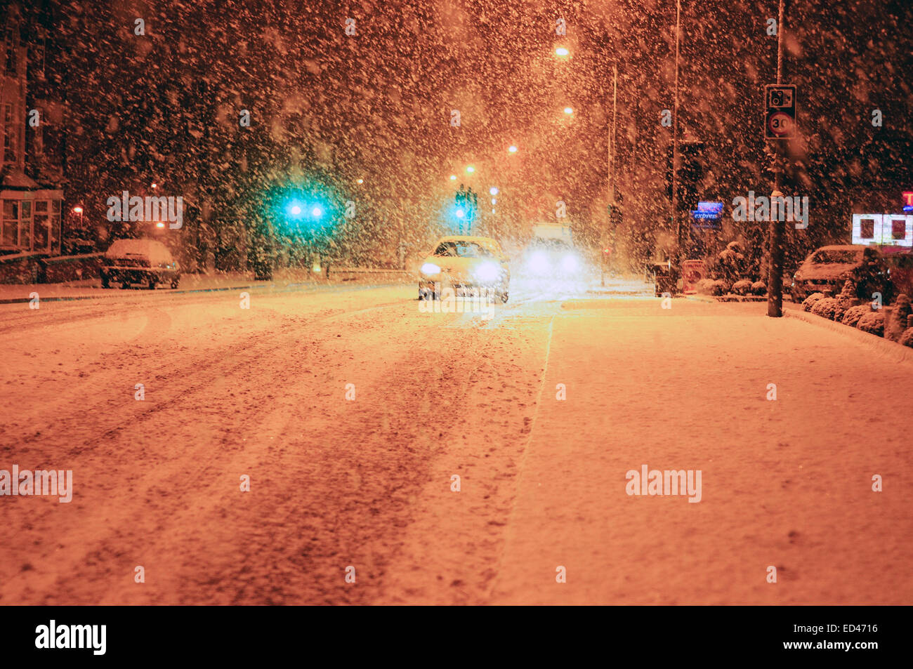 Hucknall, Nottinghamshire, UK. 26. Dezember 2014. UK Wetter: Schwere Schneefälle in der Marktstadt von Hucknall heute Abend. Meteorologen sagen, es kann bis zu vier Zoll Schnee über Nacht, wie sie eine gelbe Wetter-Warnung für viele Teile des Landes ausgegeben. Bildnachweis: IFIMAGE/Alamy Live-Nachrichten Stockfoto