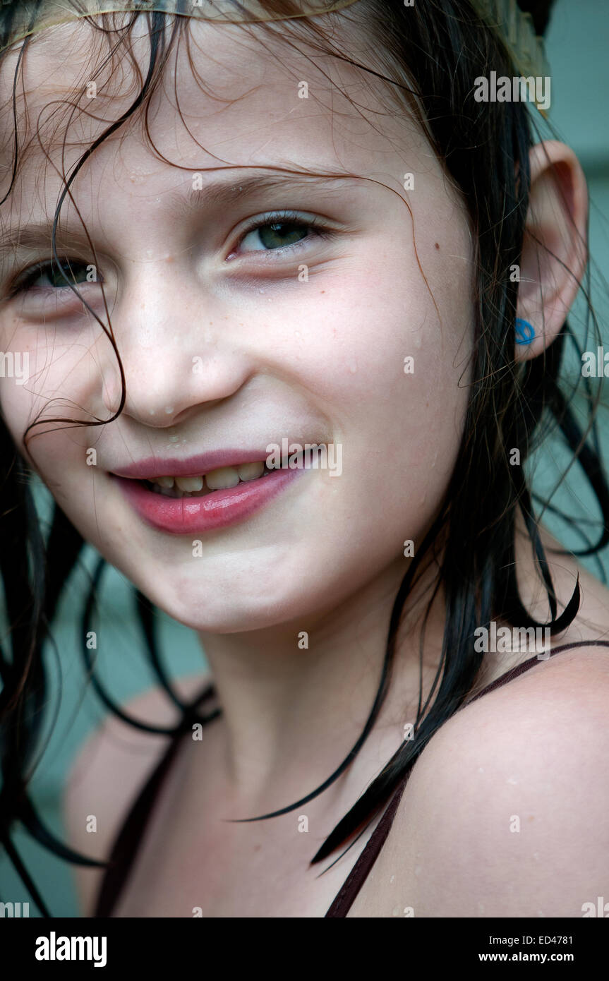 Junge mit nassen Haaren Mädchen nur aus Pool hautnah Stockfoto