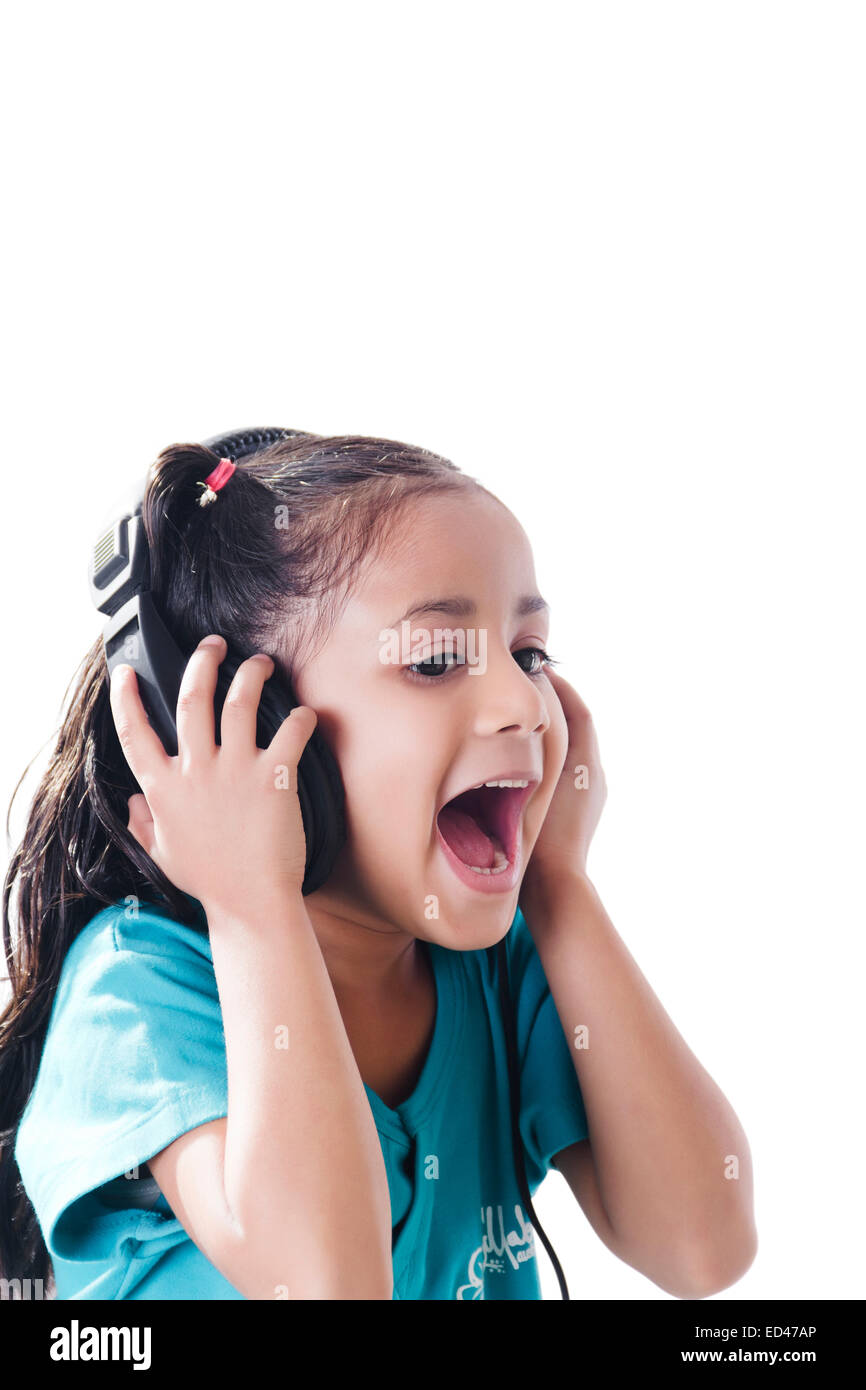 1 indische Kind Mädchen Kopfhörer hören von Musik Stockfoto