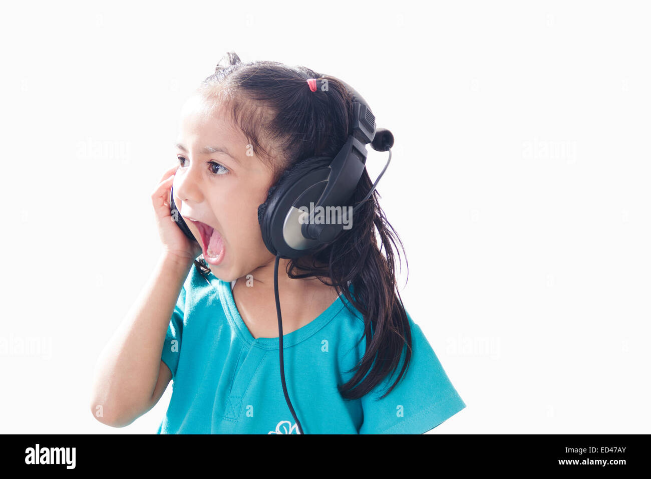 1 indische Kind Mädchen Kopfhörer hören von Musik Stockfoto