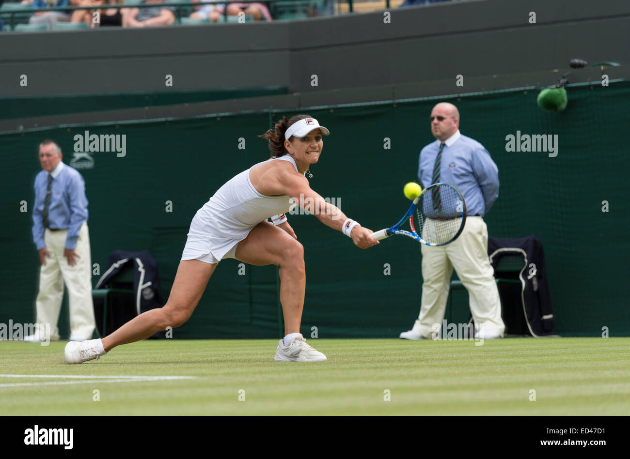 26.06.2014. die Wimbledon Tennis Championships 2014 statt in The All England Lawn Tennis and Croquet Club, London, England, UK. Serena Williams (USA) [1] V Chanelle Scheepers (RSA) (hellhäutig) auf Platz Nr. 1. Stockfoto