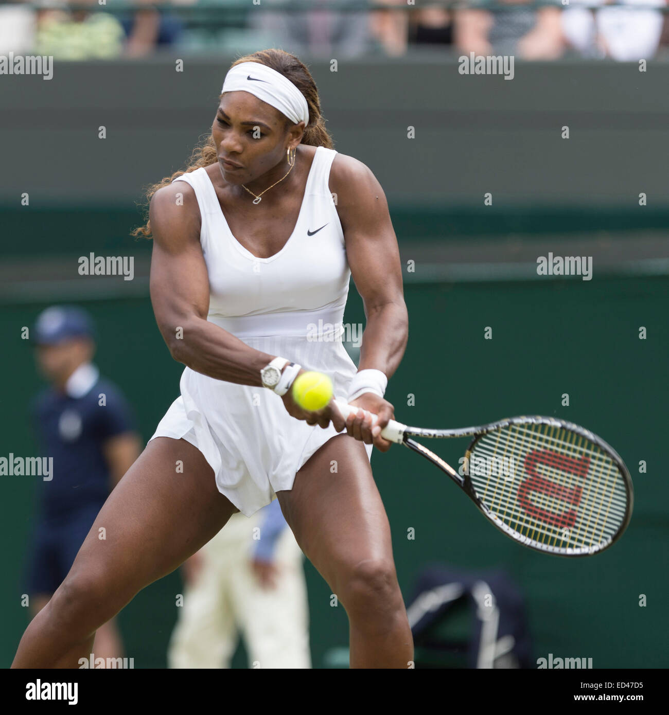 26.06.2014. die Wimbledon Tennis Championships 2014 statt in The All England Lawn Tennis and Croquet Club, London, England, UK. Serena Williams (USA) [1] V Chanelle Scheepers (RSA) (hellhäutig) auf Platz Nr. 1. Stockfoto