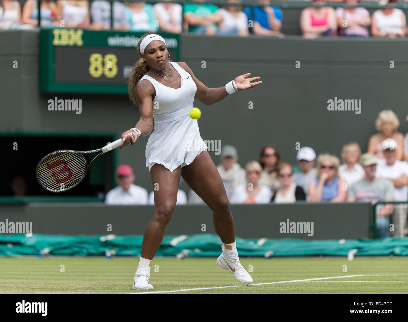 26.06.2014. die Wimbledon Tennis Championships 2014 statt in The All England Lawn Tennis and Croquet Club, London, England, UK. Serena Williams (USA) [1] V Chanelle Scheepers (RSA) (hellhäutig) auf Platz Nr. 1. Stockfoto