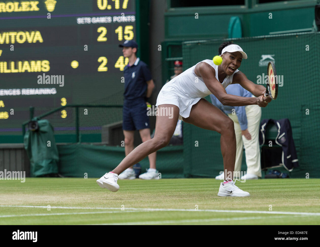 27.06.2014. die Wimbledon Tennis Championships 2014 statt in The All England Lawn Tennis and Croquet Club, London, England, UK. Petra Kvitova (CZE) (Blonde Haare) [6] V Venus Williams (USA) [30] auf dem Centre Court. Stockfoto