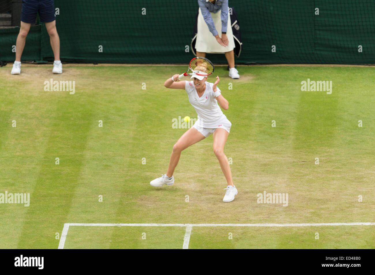 28.06.2014 die Wimbledon Tennis Championships 2014 statt in The All England Lawn Tennis and Croquet Club, London, England, UK. Maria Sharapova (RUS) [5] V Alison Riske (USA) (rote GUINOT-Logo) auf dem Centre Court. Stockfoto