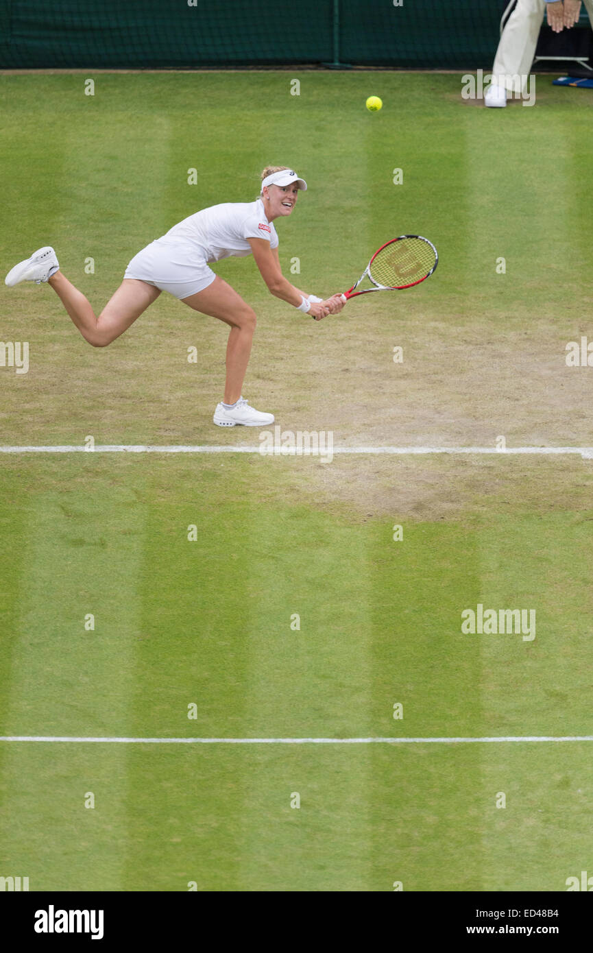 28.06.2014 die Wimbledon Tennis Championships 2014 statt in The All England Lawn Tennis and Croquet Club, London, England, UK. Maria Sharapova (RUS) [5] V Alison Riske (USA) (rote GUINOT-Logo) auf dem Centre Court. Stockfoto