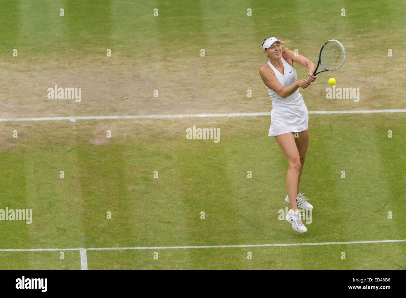 28.06.2014 die Wimbledon Tennis Championships 2014 statt in The All England Lawn Tennis and Croquet Club, London, England, UK. Maria Sharapova (RUS) [5] V Alison Riske (USA) (rote GUINOT-Logo) auf dem Centre Court. Stockfoto