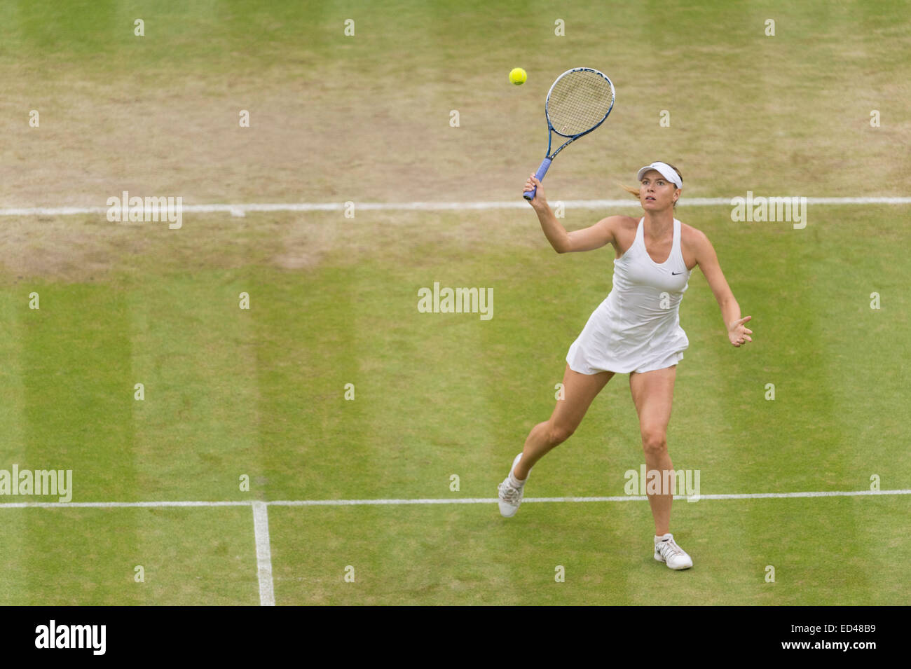 28.06.2014 die Wimbledon Tennis Championships 2014 statt in The All England Lawn Tennis and Croquet Club, London, England, UK. Maria Sharapova (RUS) [5] V Alison Riske (USA) (rote GUINOT-Logo) auf dem Centre Court. Stockfoto