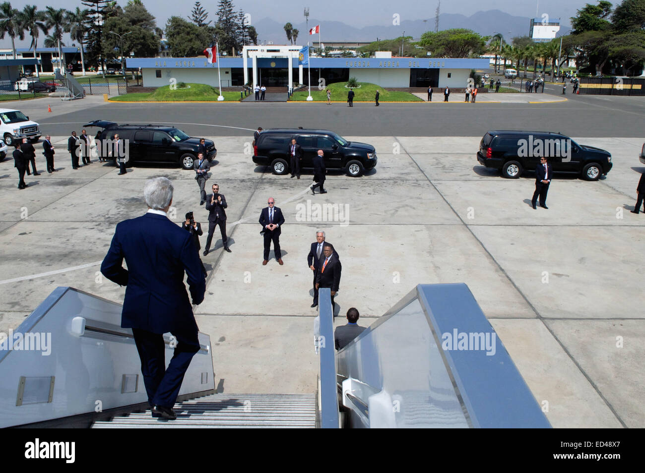 US-Außenminister John Kerry Schritte aus seinem Flugzeug nach der Ankunft in Lima, Peru, am 11. Dezember 2014, sozusagen über den Klimawandel auf der 20. Tagung der Konferenz der Vertragsparteien des Rahmenübereinkommens der Vereinten Nationen über Klimaänderungen und peruanische Präsident Ollanta Humala treffen. Stockfoto