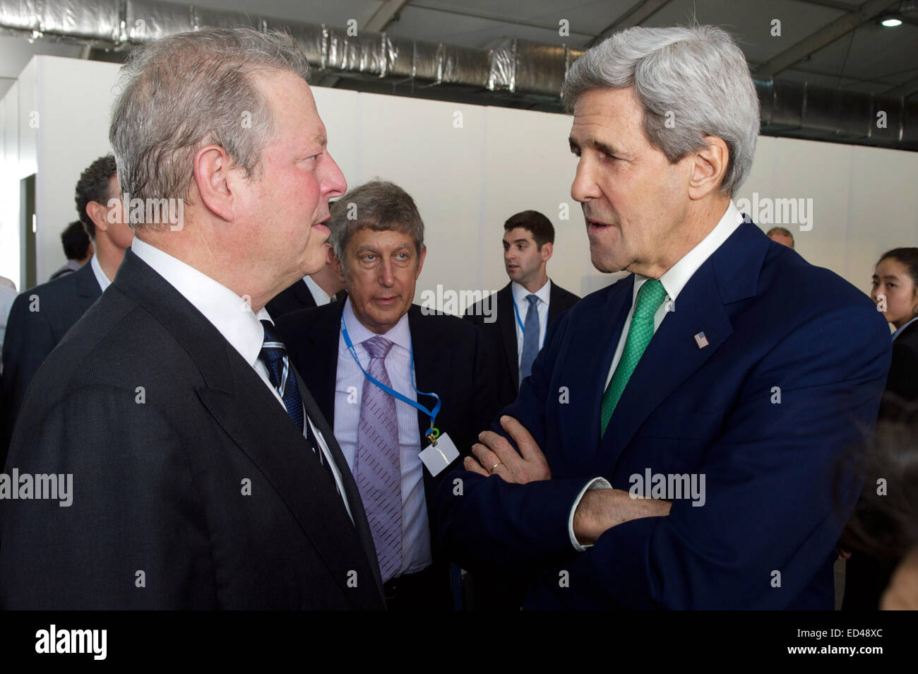 US-Außenminister John Kerry spricht mit den früheren US-Vizepräsidenten Al Gore in Lima, Peru, am 11. Dezember 2014, bevor auf die 20. Tagung der Konferenz der Vertragsparteien des Rahmenübereinkommens der Vereinten Nationen über Klimawandel und Treffen mit der peruanische Präsident Ollanta Humala. Stockfoto